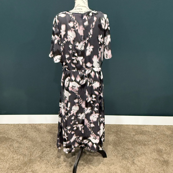 ✨ Simply Vera Vera Wang Floral Twist Front Midi Dress ✨ - Picture 2 of 6